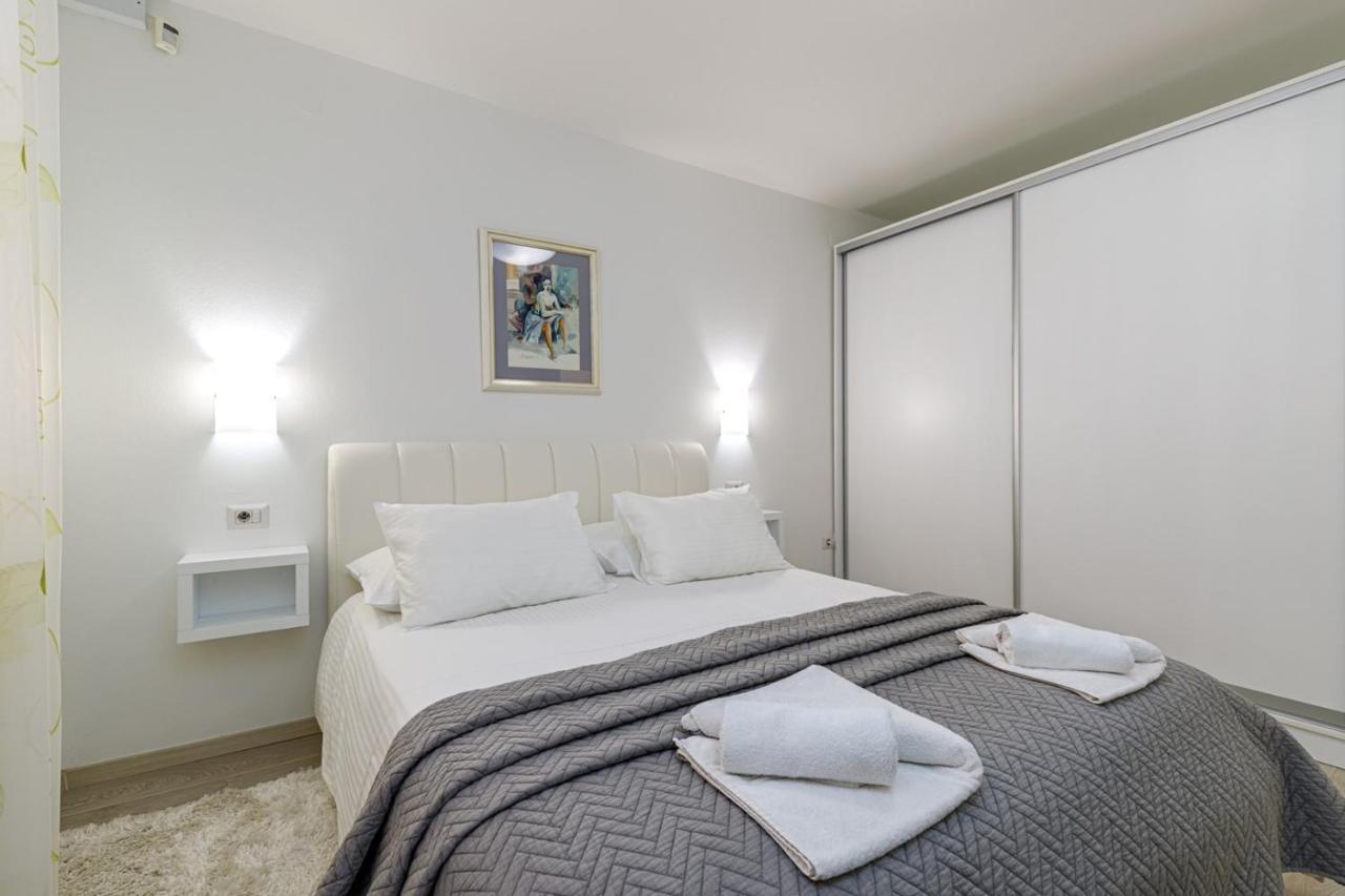 Apartments Lavizatic Porec Bagian luar foto