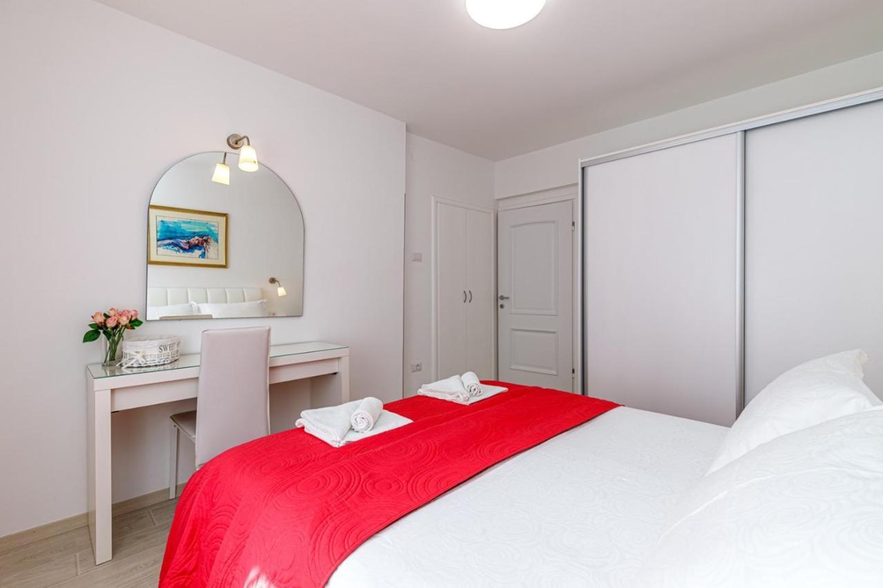 Apartments Lavizatic Porec Bagian luar foto