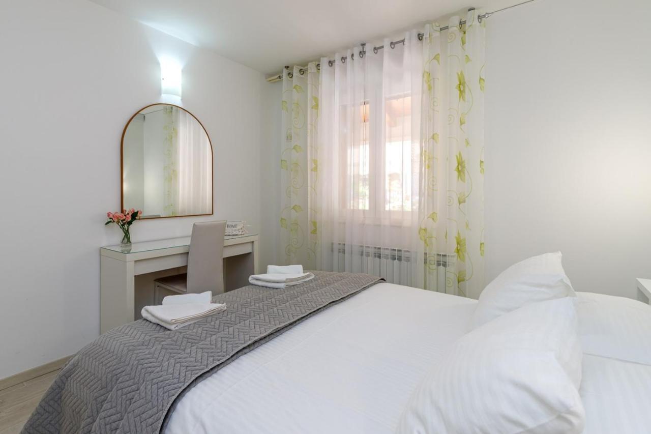 Apartments Lavizatic Porec Bagian luar foto