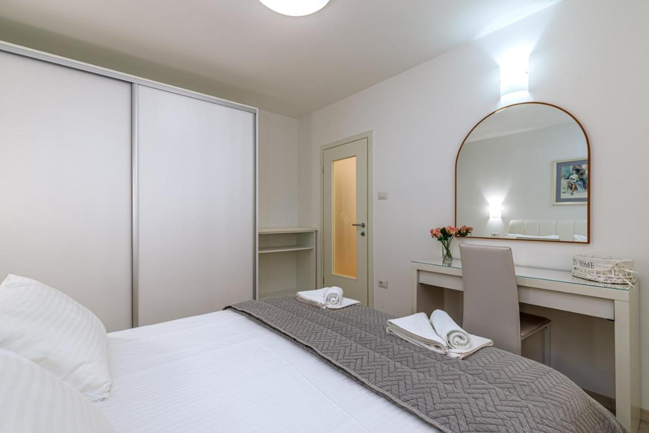 Apartments Lavizatic Porec Bagian luar foto
