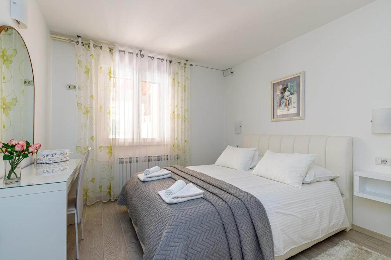 Apartments Lavizatic Porec Bagian luar foto